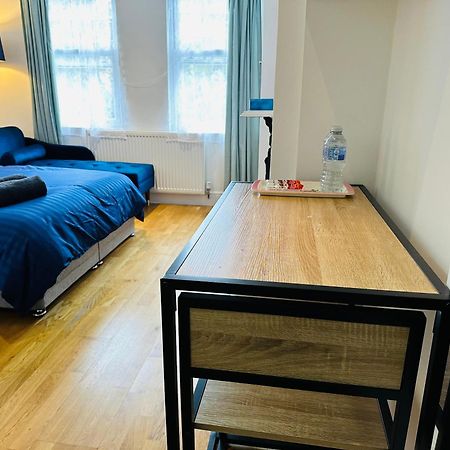 Stunning One Bedroom Studio Flat Londra Esterno foto