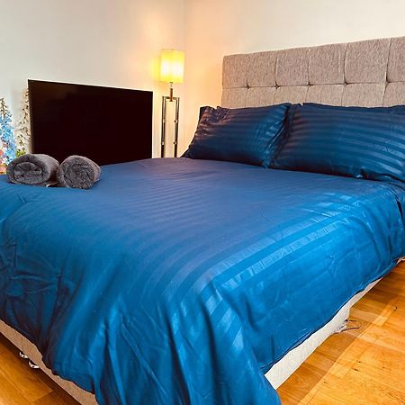 Stunning One Bedroom Studio Flat Londra Esterno foto