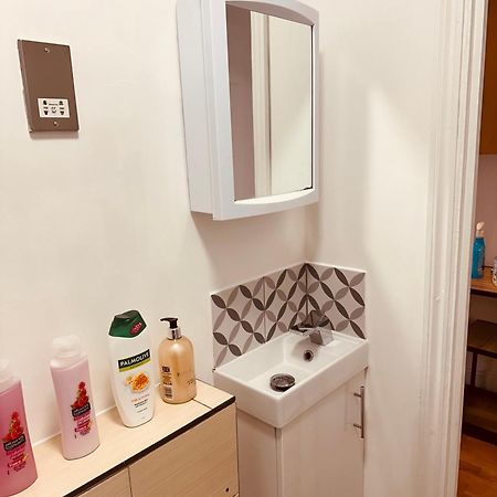 Stunning One Bedroom Studio Flat Londra Esterno foto