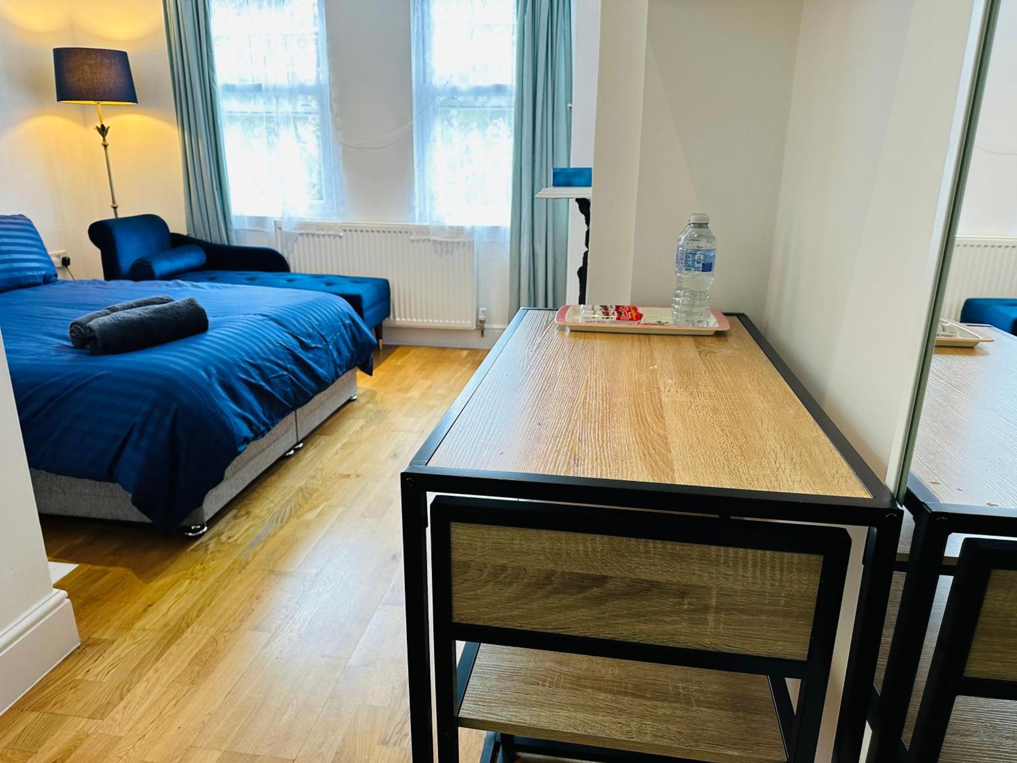 Stunning One Bedroom Studio Flat Londra Esterno foto