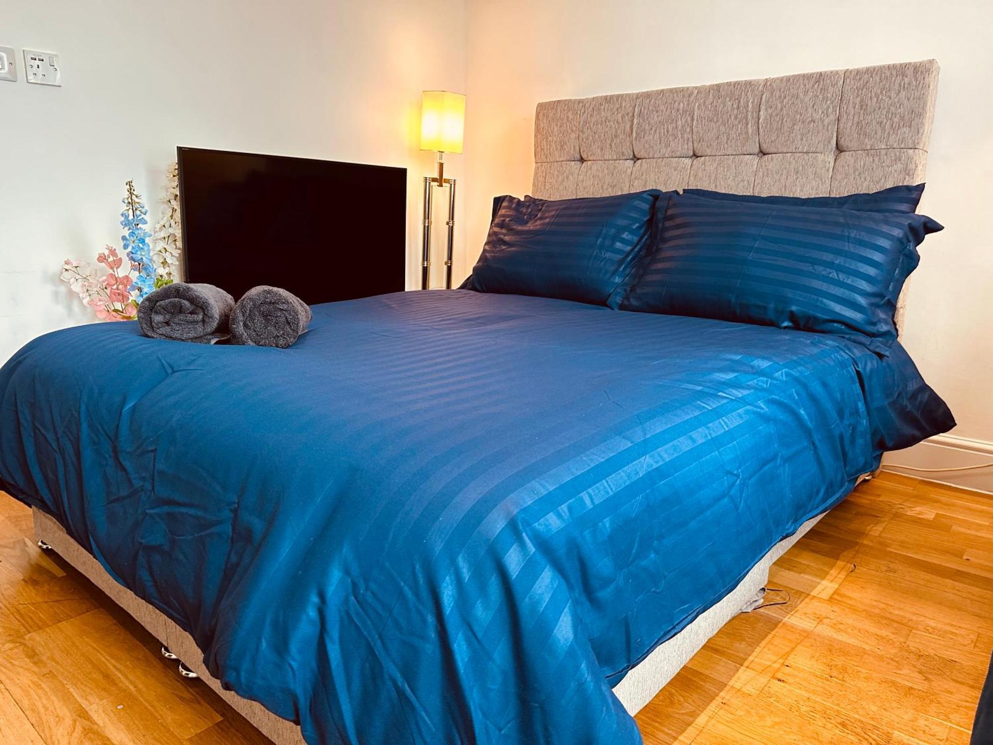 Stunning One Bedroom Studio Flat Londra Esterno foto