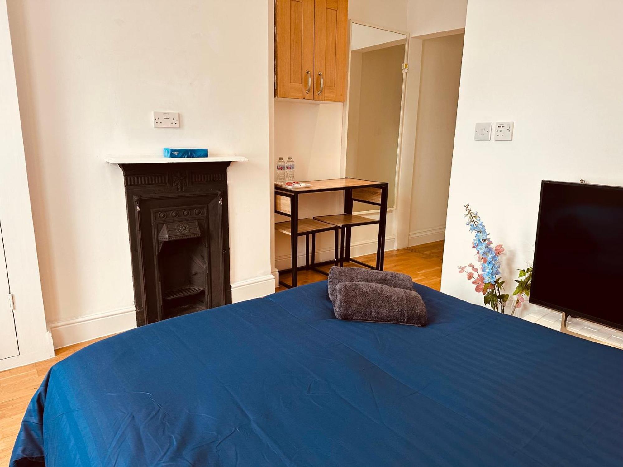 Stunning One Bedroom Studio Flat Londra Esterno foto