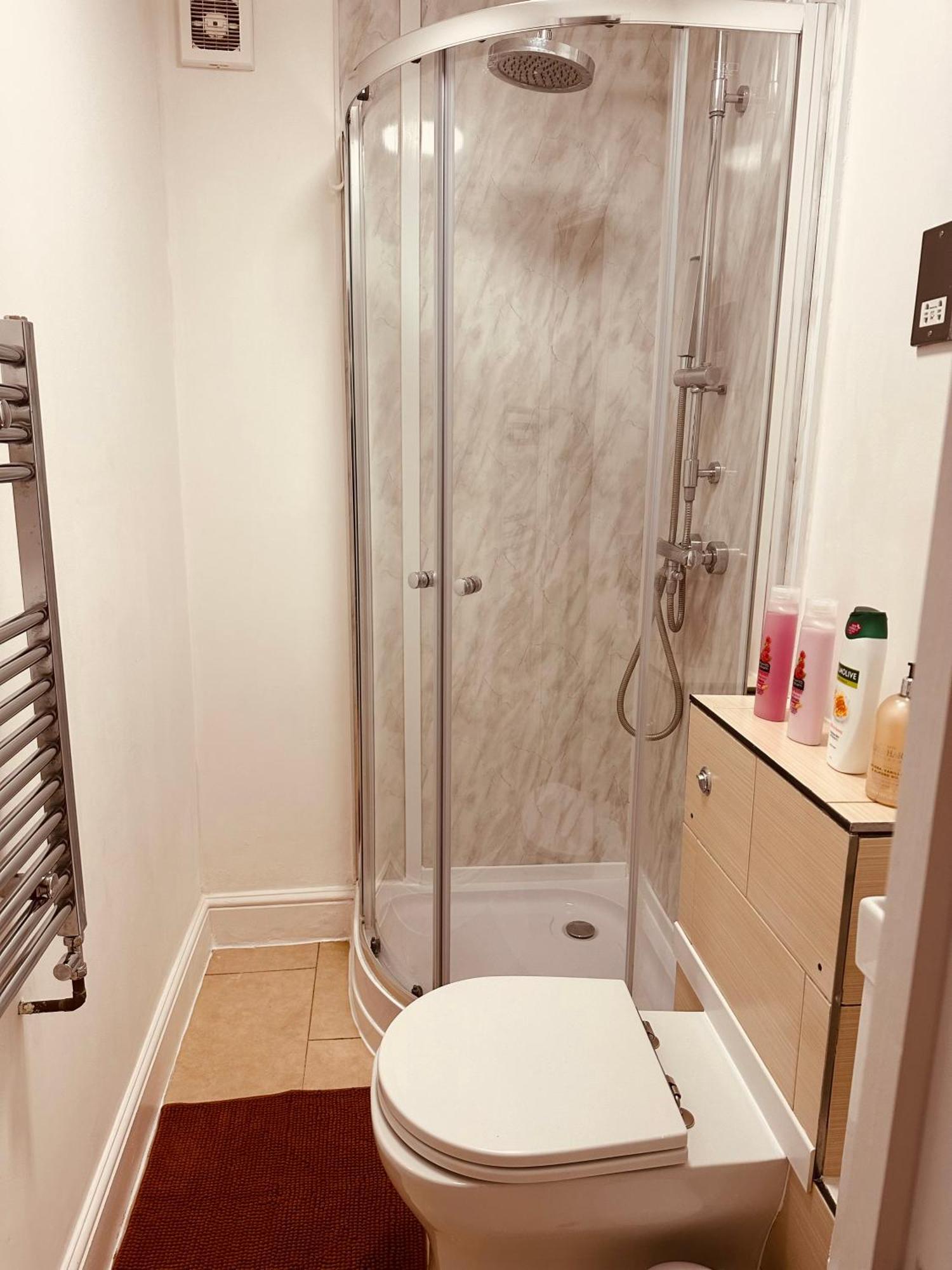 Stunning One Bedroom Studio Flat Londra Esterno foto